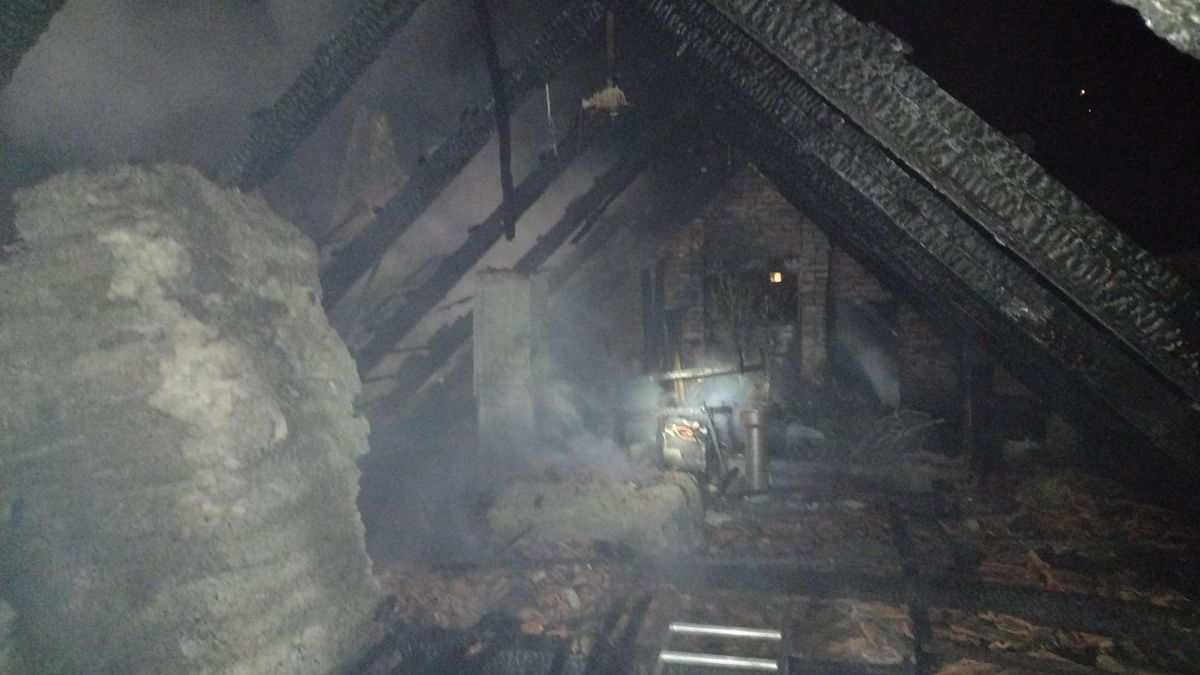 Zpátky na žebříky. Hasiči na Svitavsku museli kvůli nepřístupnému terénu likvidovat požár domu postaru