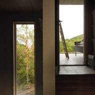 Chata má i venkovní prostory, které hezky doplňují a rozšiřují interiér. 