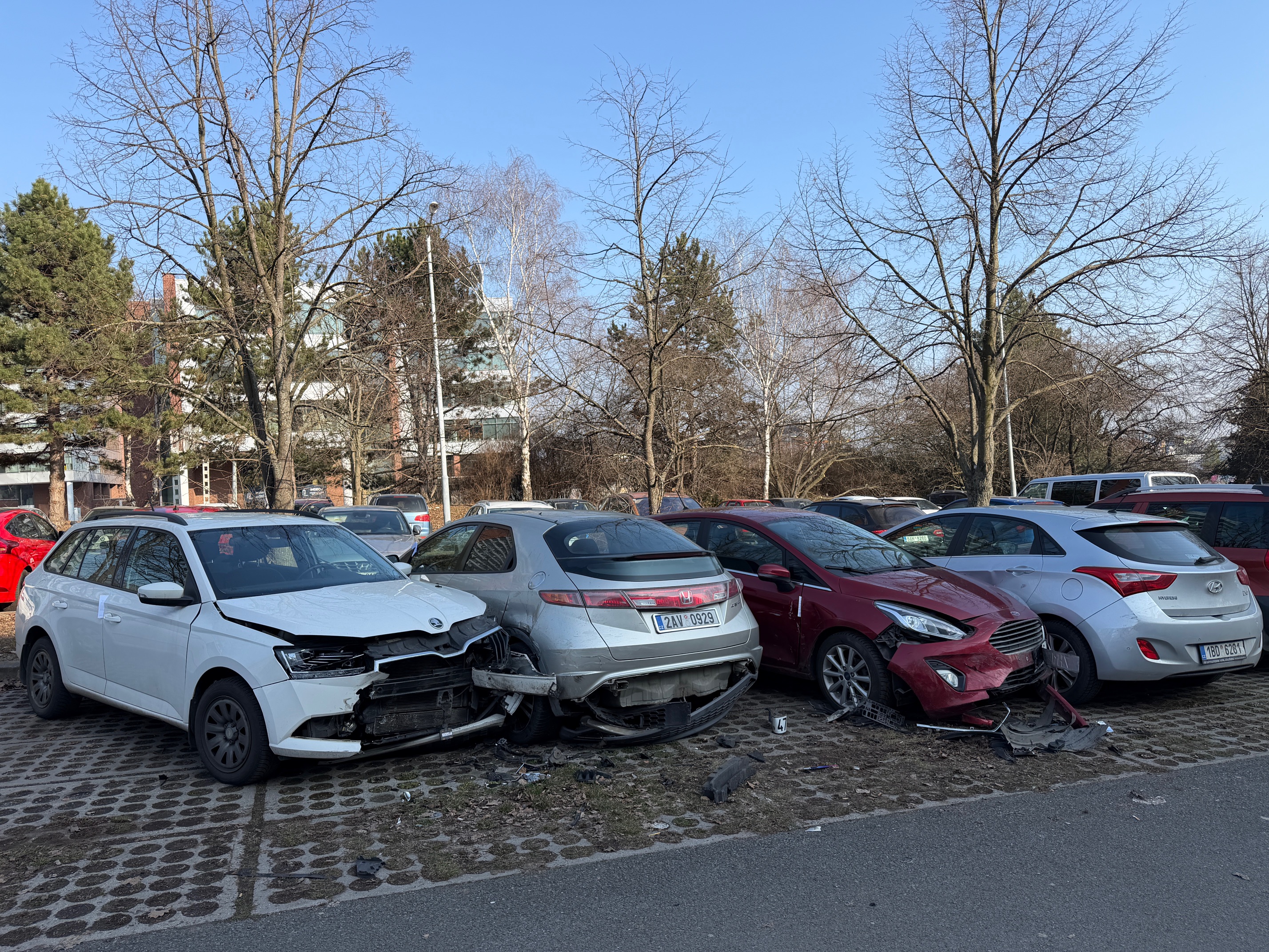 Dítě nabouralo čtyři zaparkovaná auta ve Stodůlkách v Praze.