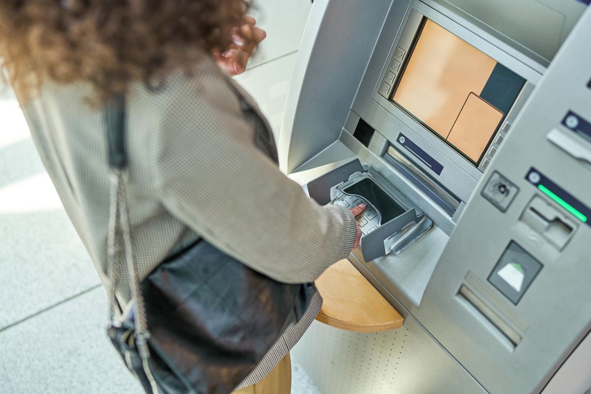 Na páteční mejdan raději s hotovostí. Největší banky hlásí noční odstávky