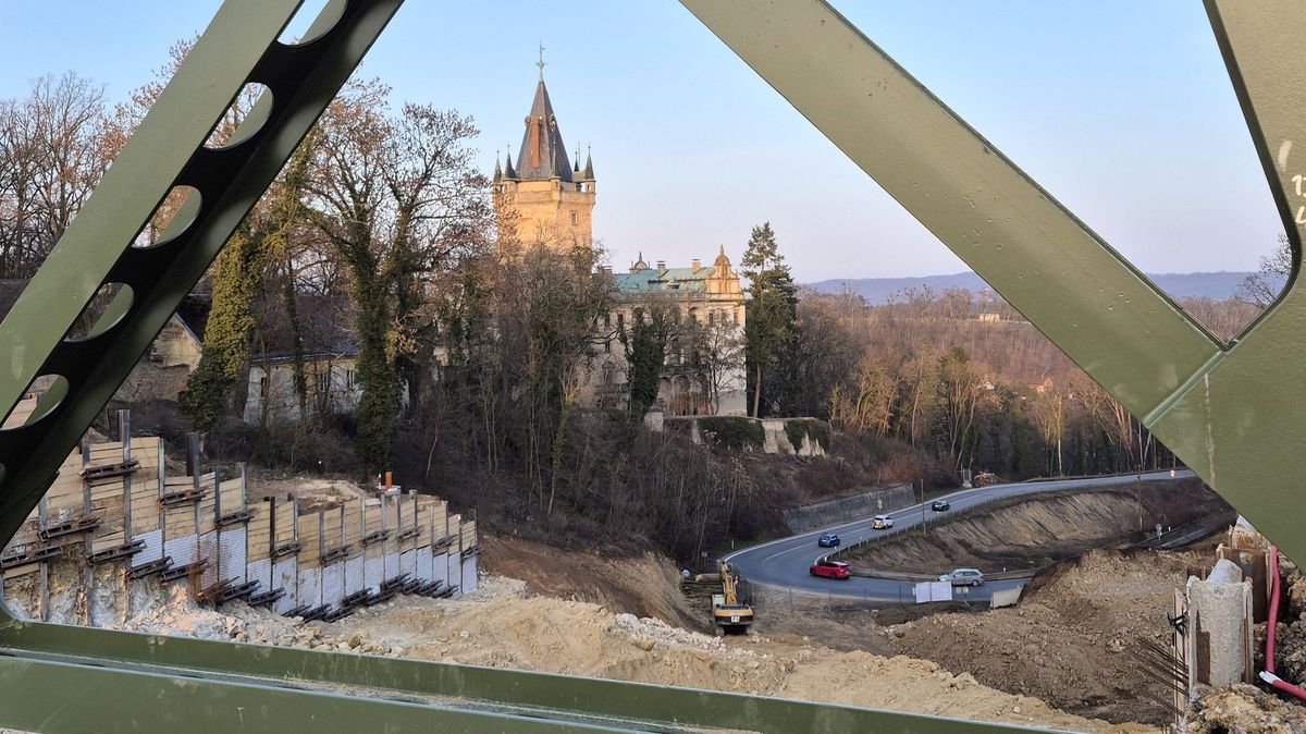 Pod zámkem Stránov vzniká zářez pro nový silniční tunel