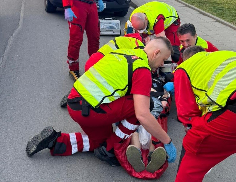 Cyklista v Opavě narazil do zaparkovaného auta, skončil v bezvědomí