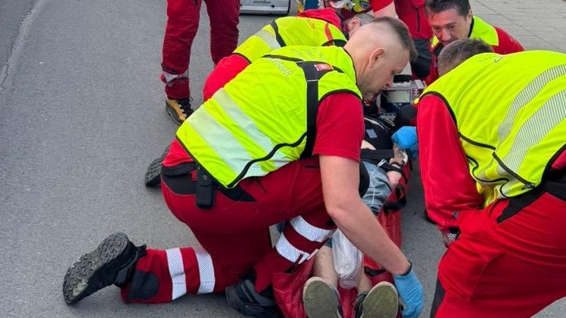 Cyklista v Opavě narazil do zaparkovaného auta, skončil v bezvědomí