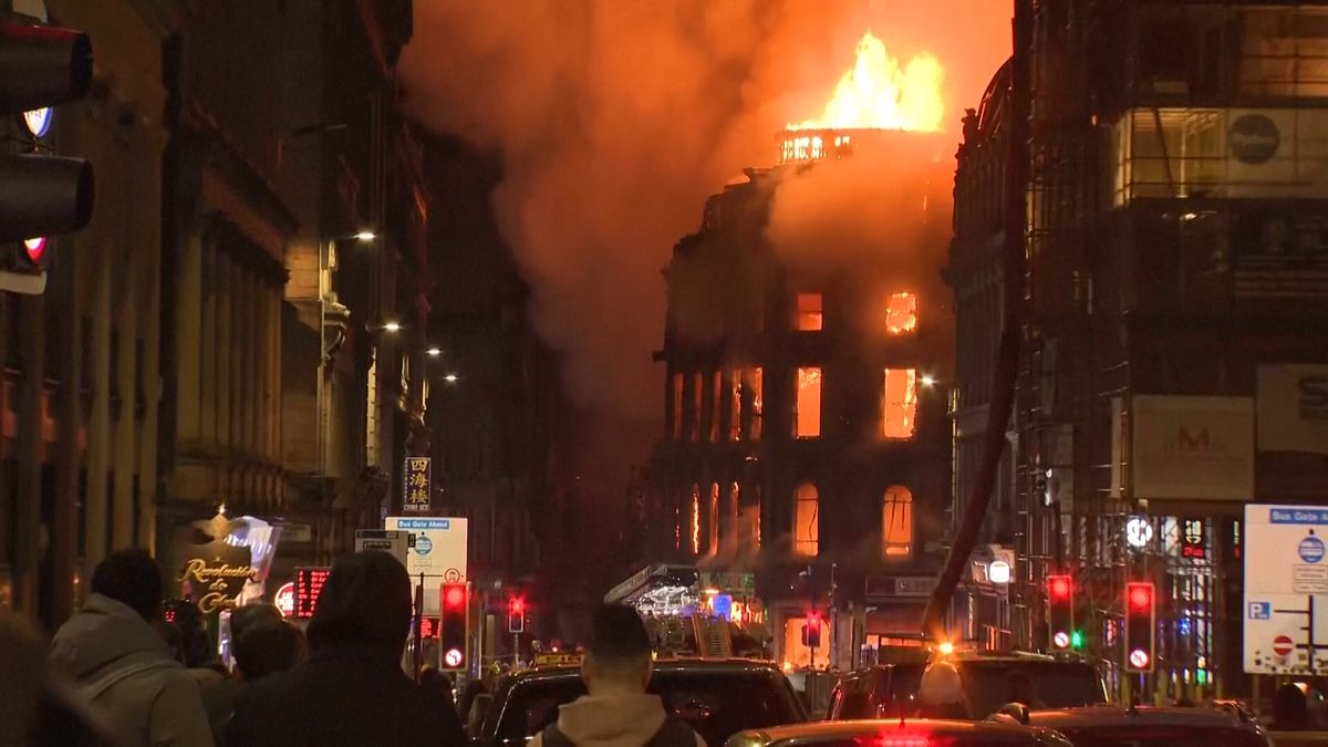 Historická budova v Glasgow se po požáru částečně zřítila. Nejrušnější nádraží v zemi je zavřené