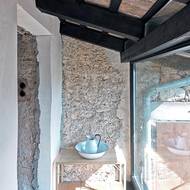 Zákoutí na pavlači před vstupem do koupelny