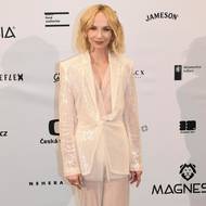 Jana Plodková byla jedna z mála, která zvolila kalhotový kostým od své oblíbené návrhářky Zuzany Kubíčkové. 