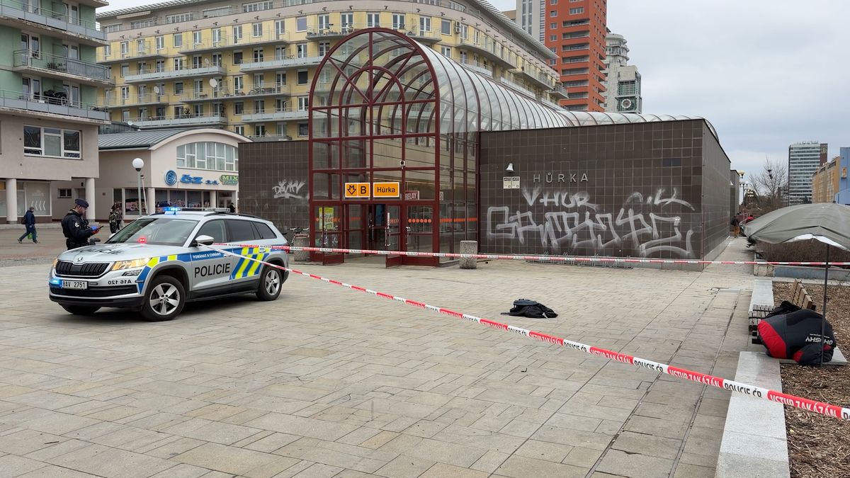 Případ pobodaného muže ležícího u metra: Policie zadržela tři podezřelé