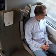 Vlak nabízí také první třídu a tichý oddíl určený pro cestující, kteří chtějí během jízdy klid.