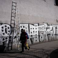 Spoustu zdí „zdobí“ graffiti. Nejde ale o díla, která by nějak přispěla ke zkrášlení místa. 