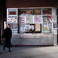 Autobusové nádraží je spojené se vstupem do metra. Jenže je vidět, že se o něj nikdo pořádně nestará. 