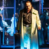 Pavol Kubáň propůjčil svůj krásně znějící baryton i charismatické herectví postavě vypravěče i ikony moci.