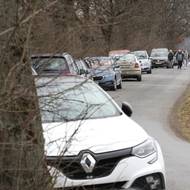 Přístupové cesty na Ransku bývají o víkendech plné zaparkovaných aut.