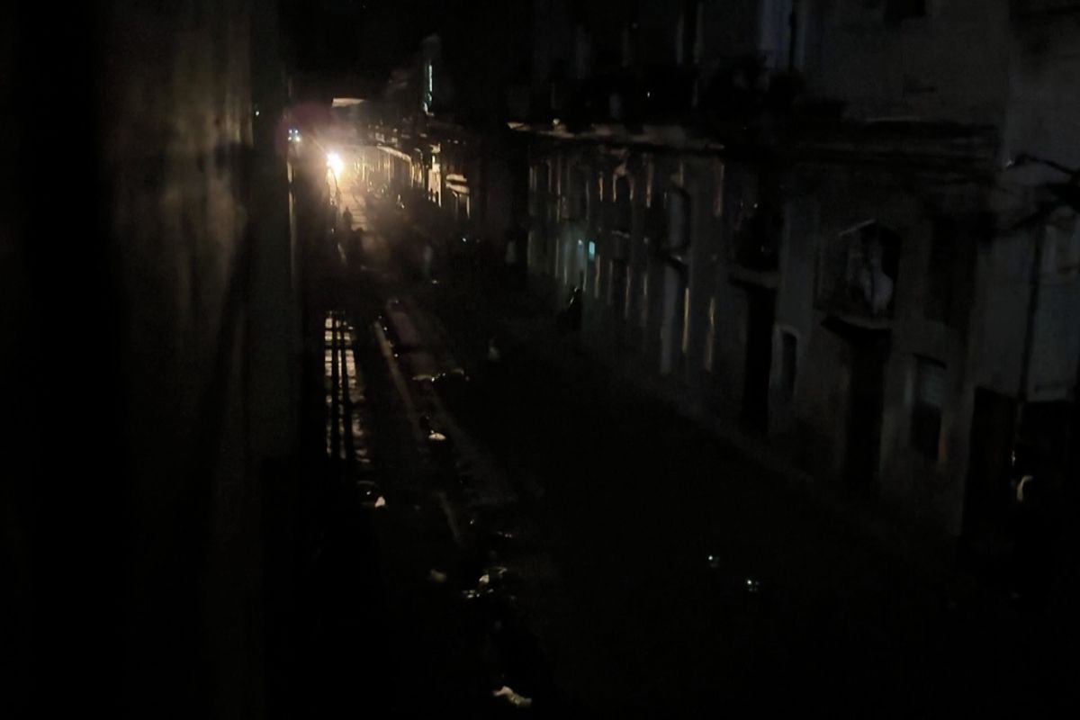 Miliony lidí bez elektřiny. Kolaps sítě na Kubě ukazuje, jak závislá je na dovozu ropy