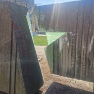 Zezadu je hvězda, coby komunistický symbol, ještě částečně patrná.