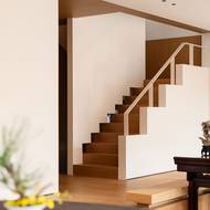 Designér navrhl interiér v čistých prostých liniích.