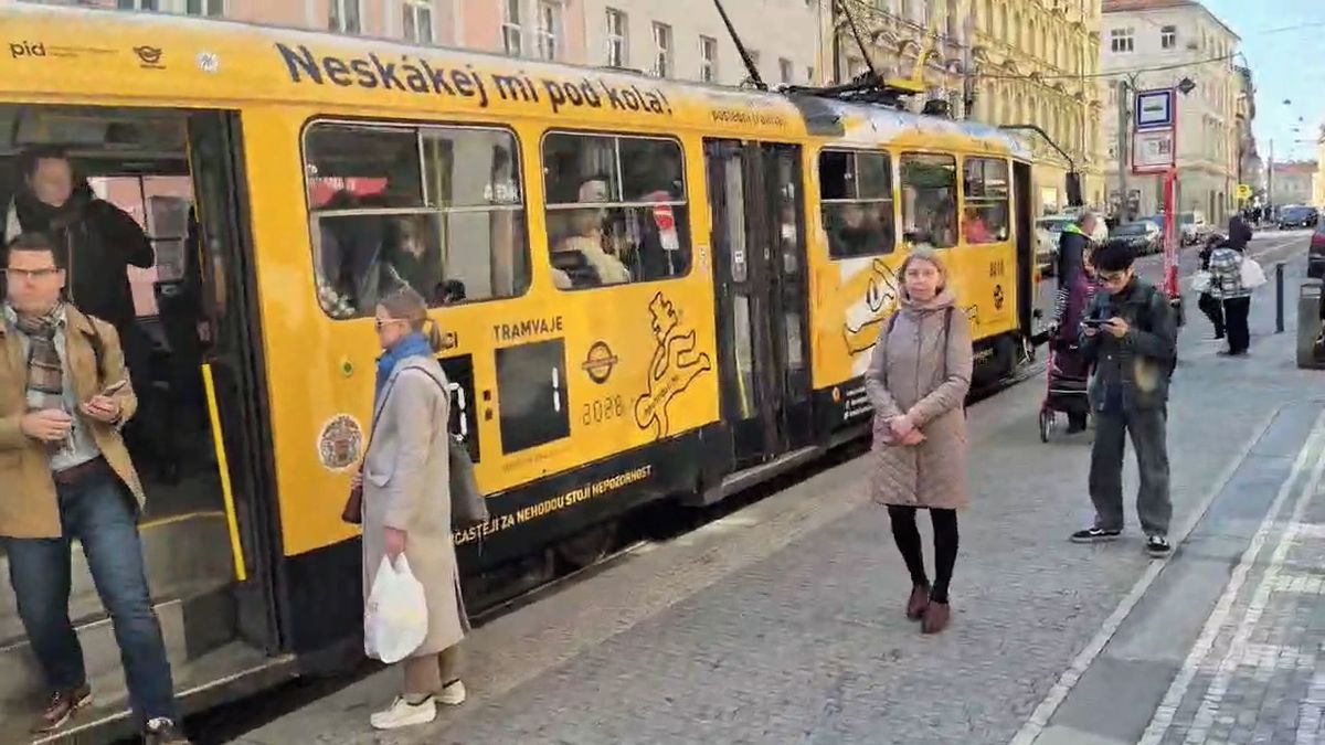 Šokující kampaň v Praze. Dopravní podnik po smrti školačky namaloval na tramvaje skóre 0:1