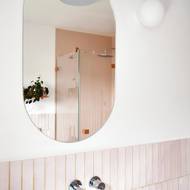 Zaoblené tvary dominují v celé umývací zóně koupelny. Ať už jde o tvar umyvadla, zrcadla nad ním nebo baterii.