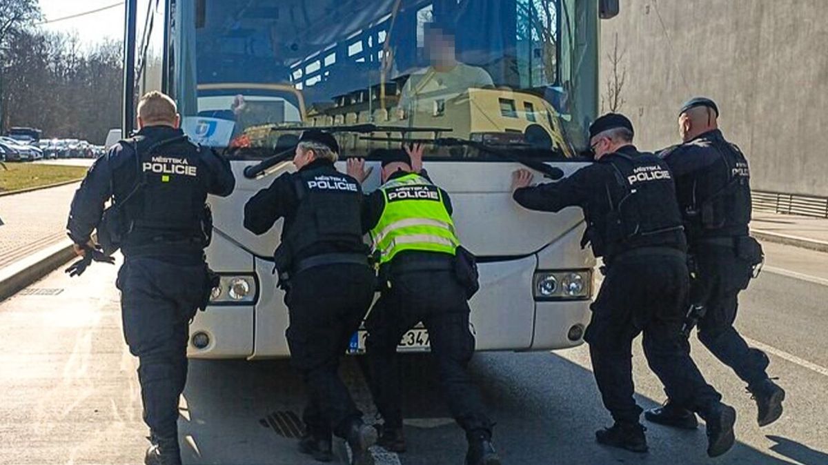 Plzeňští strážníci se zapotili, tlačili po městě porouchaný autobus