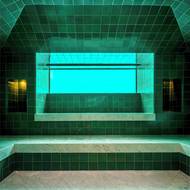 Sauna má výhled do bazénu pod úrovní hladiny.