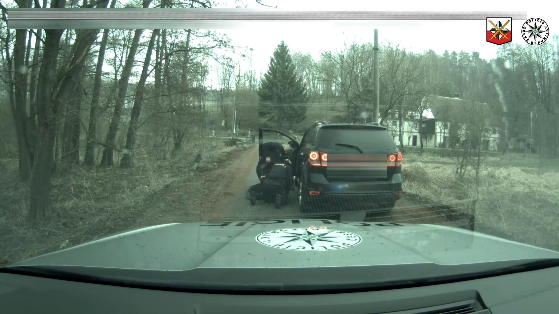 Nam thanh niên đánh cắp xe và trong cuộc rượt đuổi điên cuồng ở Českobudějovicko đã ve vẩy súng giả với các tài xế khác