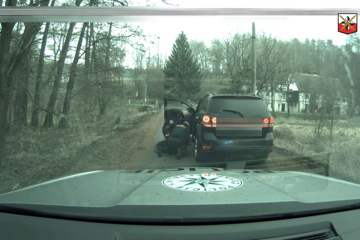 Mladík ukradl auto a při šílené jízdě Českobudějovickem mával na ostatní řidiče atrapou zbraně