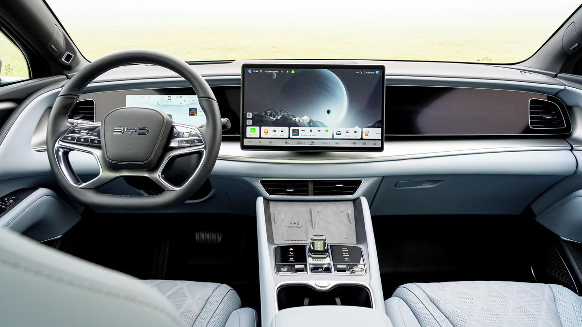 Čínský vývoz elektromobilů a hybridních vozů prudce roste díky drahým palivům