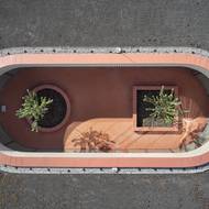 Atria uvnitř domácností jsou obdélníkového tvaru. To, které je umístěno v centrální části, je jediné oválné.  