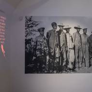 Velkoformátová fotografie obětí genocidy Hererů a Namů, kterou spáchala německá koloniální armáda na začátku 20. století v dnešní Namíbii.
