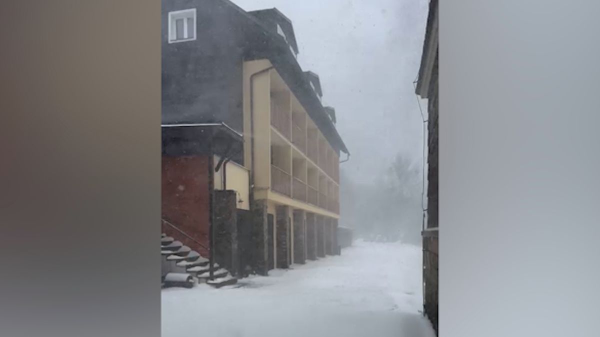 „Prostě začíná druhá zima.“ V Beskydech od rána hustě sněží