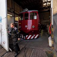 Proslulá jindřichohradecká úzkokolejka přežila zatím nejtěžší období. Po slavné trati zase budou jezdit vlaky. 