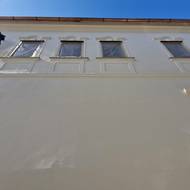 Už žádné zvýraznění oken. Celá radnice bude mít jednu barvu, která se dá popsat jako smetanová. Nová podoba už je znát na zdi se zvonkohrou.