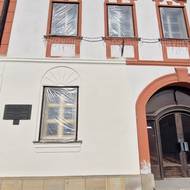 Nová barevnost fasády už je vidět vlevo vedle hlavního vchodu. Generace Žďáráků znají Starou radnici s cihlovým zvýrazněním.