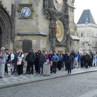 Fronta na novou knihu Dana Browna, jejíž děj se odehrává v Praze.