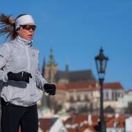 Karlův most se ráno dal proběhnout bez zastavení v davu.