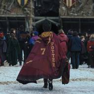 Dominic McLaughlin (Harry Potter) při natáčení scén s famfrpálem. Tato fotografie vyšla jako lákadlo na další snímky koncem března 2026.