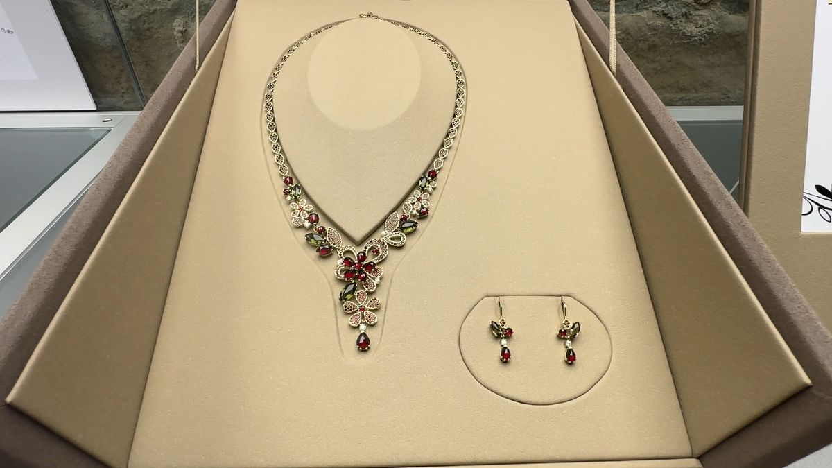 V Turnově vystavují zlatou soupravu s českými granáty, vltavíny i diamanty. Japonci si ji zamilovali