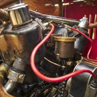 Vidlicový dvouválec pod kapotou Laurin & Klement Voiturette A