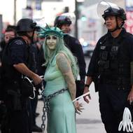 Ženu stylizovanou do podoby Sochy svobody v Los Angeles zadrželi a svázali jí ruce. 