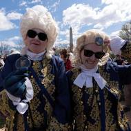 Protestující v kostýmech ve Washingtonu. Hnutí No Kings bojuje primárně proti autoritářskému způsobu vlády. 