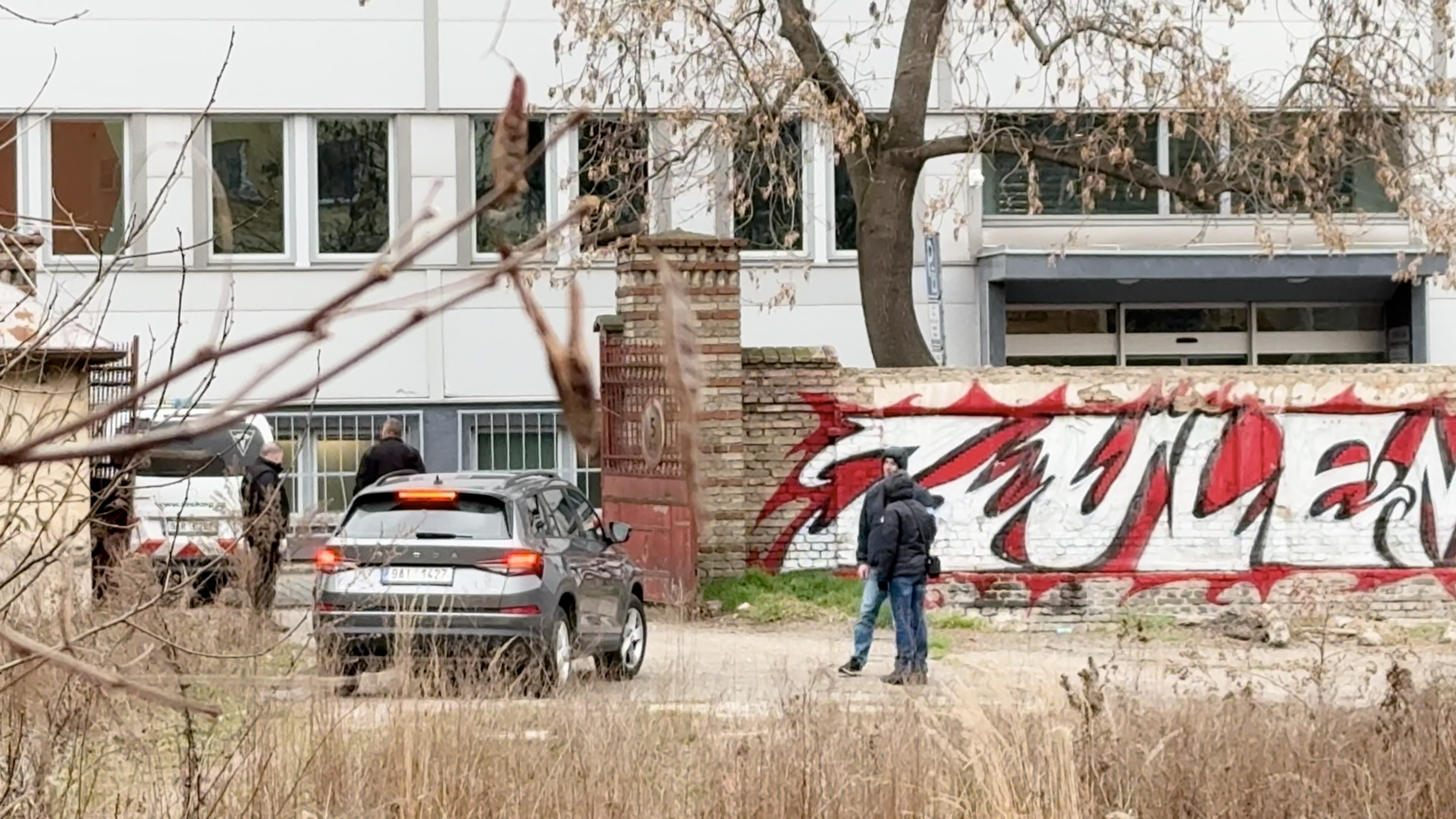 Policie opět v „lese hrůzy“ na Novodvorské. Hledala tam narkomana podezřelého z vraždy ženy ve squatu