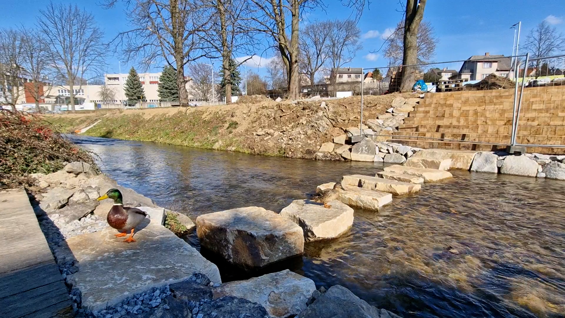 Brod z velkých kamenů přes řeku Bělou v Pelhřimově je stále oblíbenější