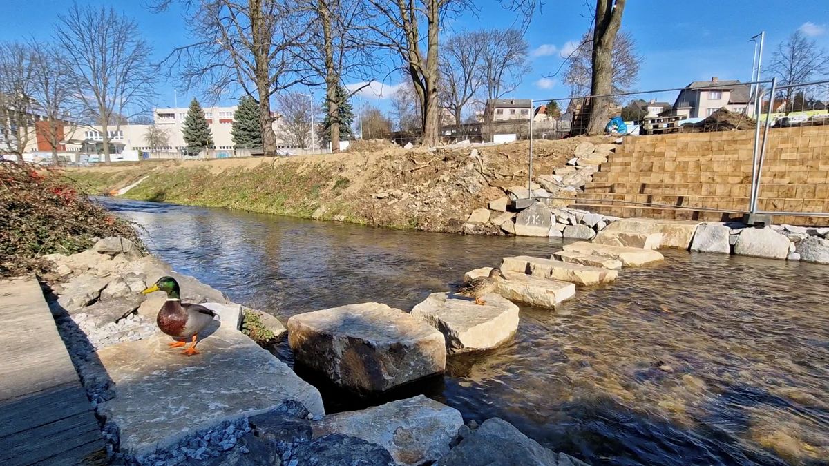 Brod z velkých kamenů přes řeku Bělou v Pelhřimově je stále oblíbenější