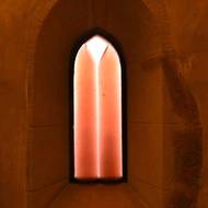 Stanislav Libenský a Jaroslava Brychtová vytvořili skleněnou výplň  v unikátní raně gotické kapli Nejsvětější Trojice na hradě a zámku Horšovský Týn