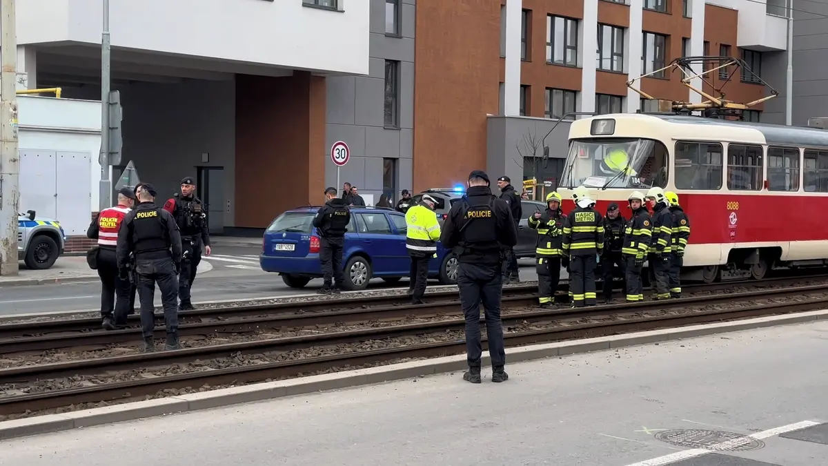 Tramvaj srazila v Praze seniora, je v umělém spánku