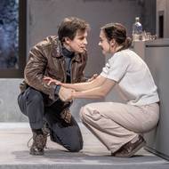 Løvborg svůj brilantní intelekt kdysi otupil alkoholem a drogami a kvůli své pochybné pověsti nebyl pro Hedu dostatečně perspektivní finančně ani společensky. Ale to se změnilo…