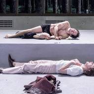 Do města přijíždí i Tea Elvstedová (Denisa Barešová), společná známá Eilerta a Hedy.