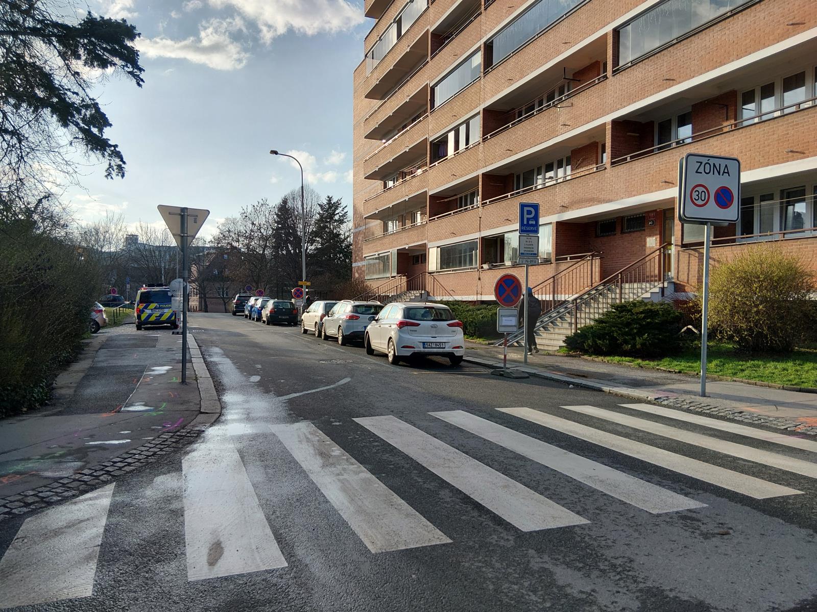 Tài xế ở Praha đâm phải cô gái 11 tuổi trên vạch qua đường rồi bỏ chạy. Cảnh sát đang truy tìm.