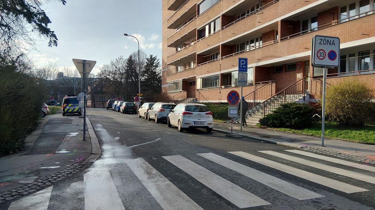 Řidič v Praze srazil 11letou dívku na přechodu a odjel. Pátrá po něm policie