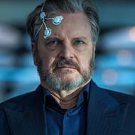 Colin Firth ve filmu Den odhalení, režie Steven Spielberg