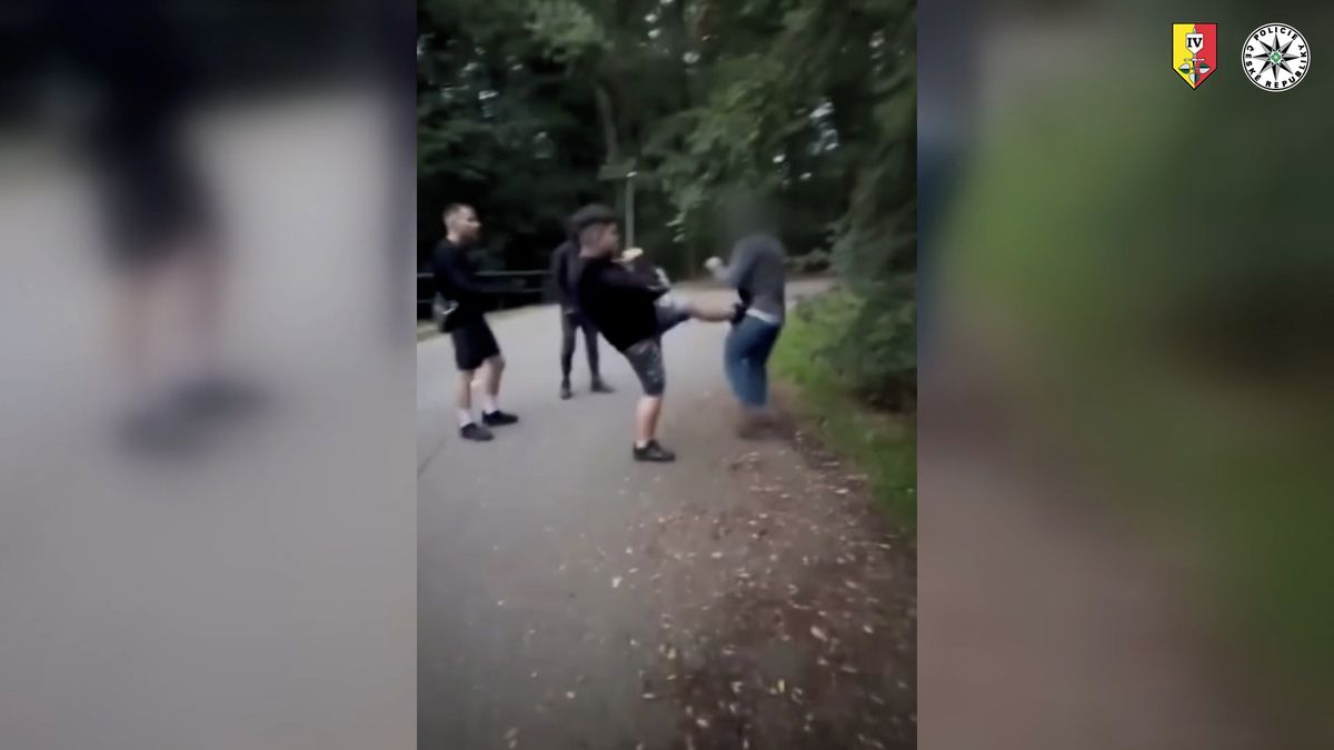 Policie hledá násilníky z videa. Natáčeli si surové bití mladíka v Praze, střídali se na něm